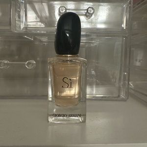 Giorgio Armani Sí perfume